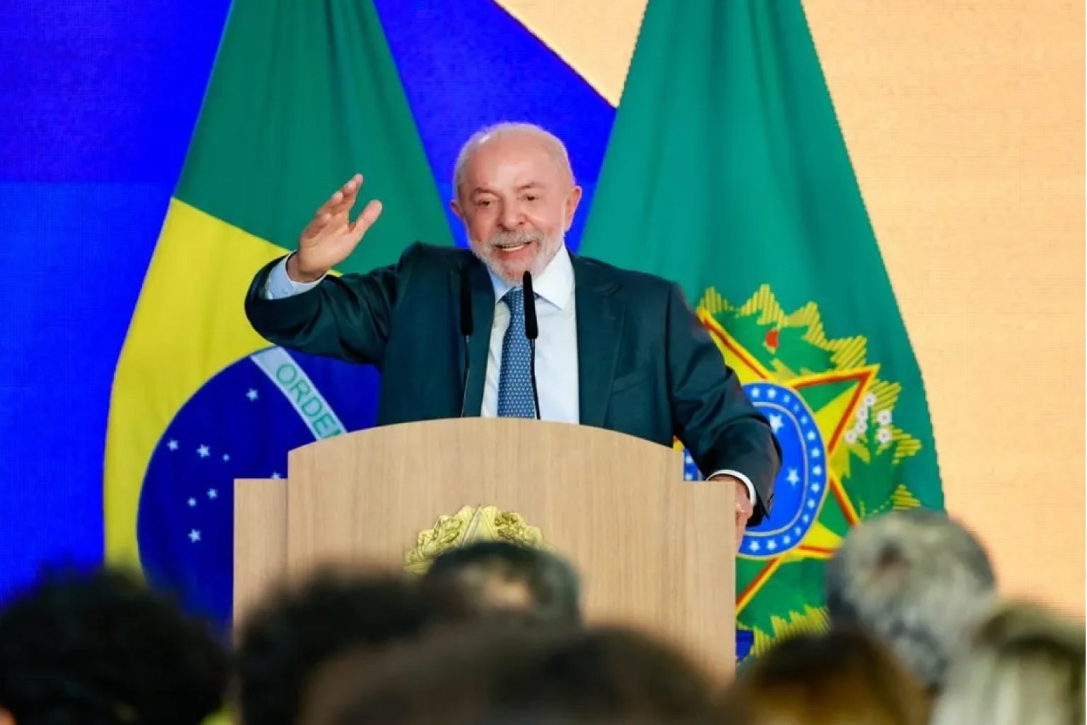 Lula sanciona perdão de dívidas de MEIs e eleva teto de faturamento