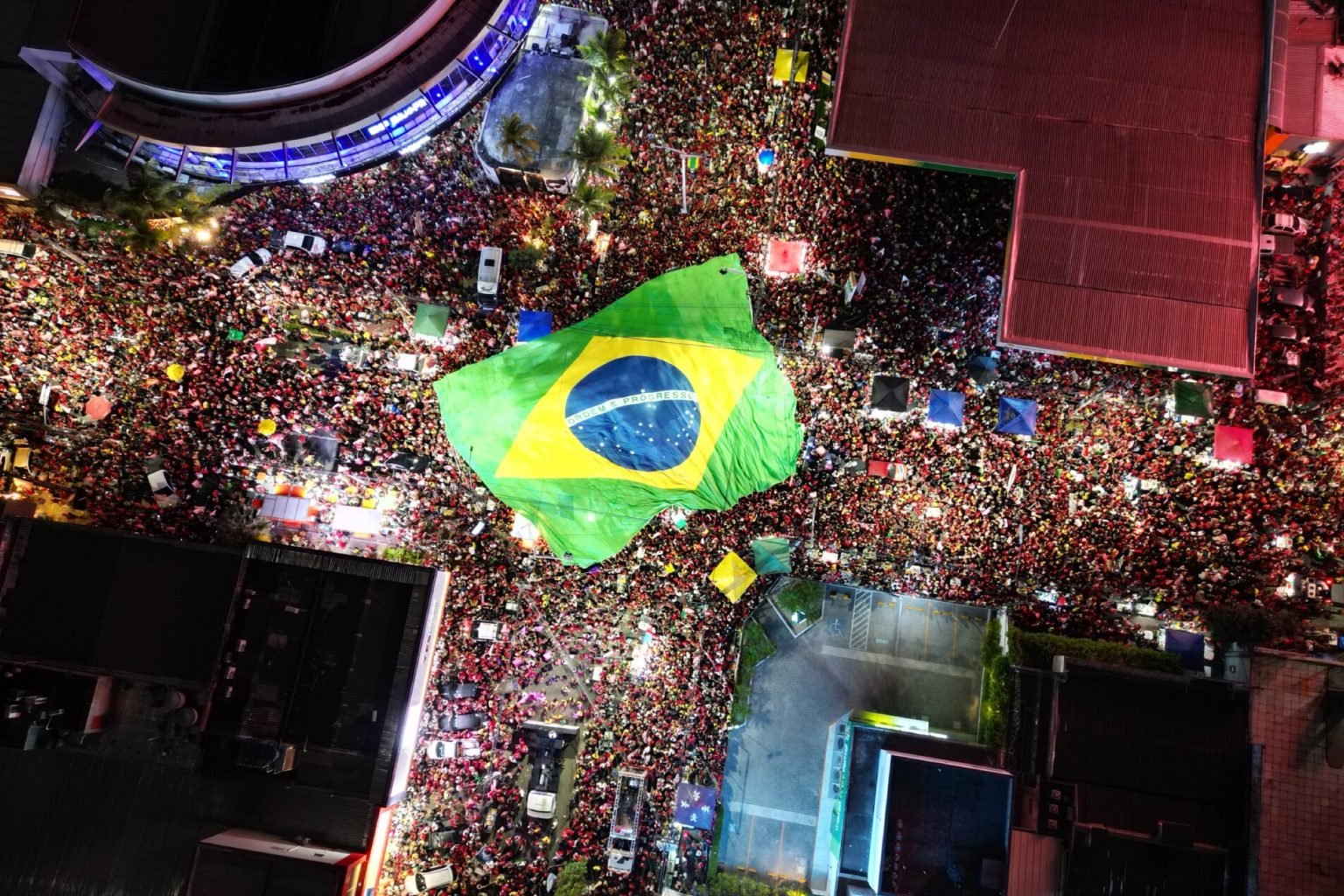 Apoiadores de Lula fazem o Viradão na avenida Dom Luís, em Fortaleza