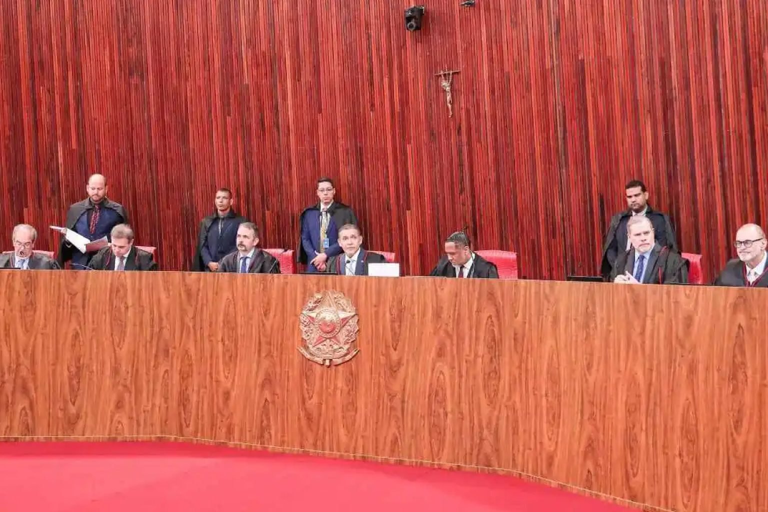 TSE dá 24 horas para Meta e X explicarem conteúdos e uso de IA