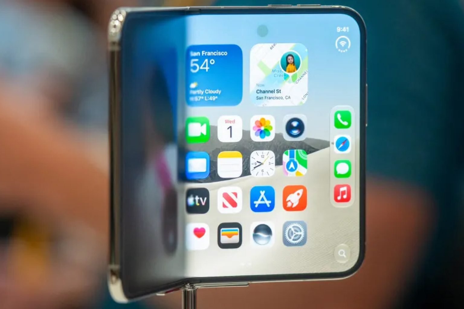 iPhone Duo, primeiro dobrável da Apple, começa a ser vendido no Brasil