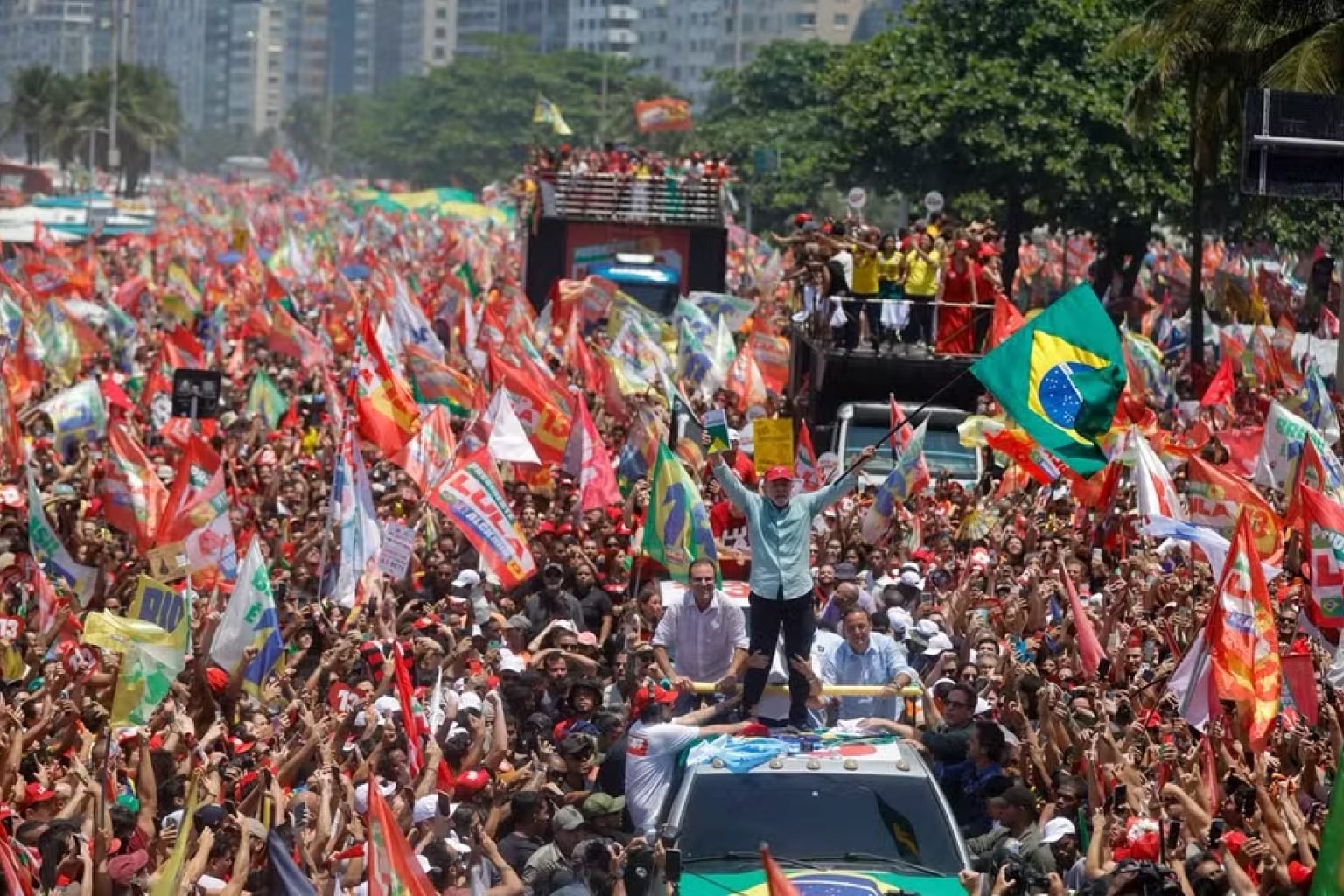 Lula faz caminhada em Copacabana e critica Flávio antes do 2º turno