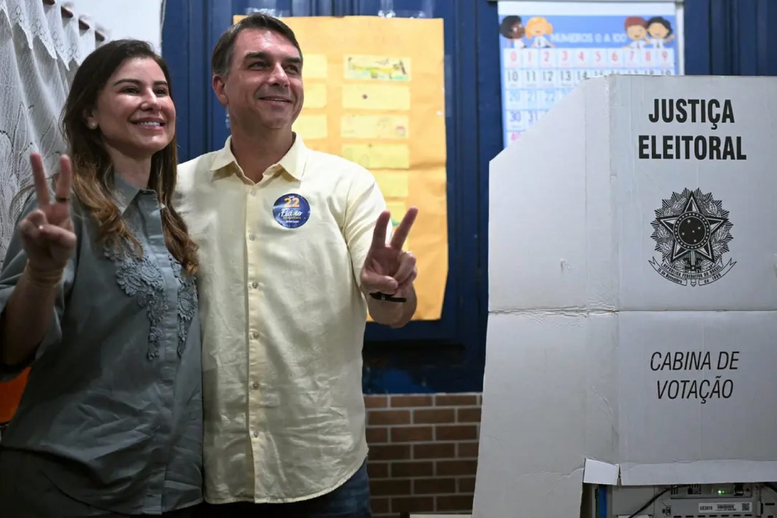 Flávio vota no Rio de Janeiro com a esposa, Fernanda