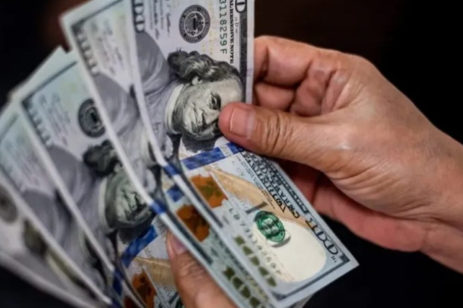 Dólar sobe 12% e Bolsa tem negociação suspensa após reeleição de Lula