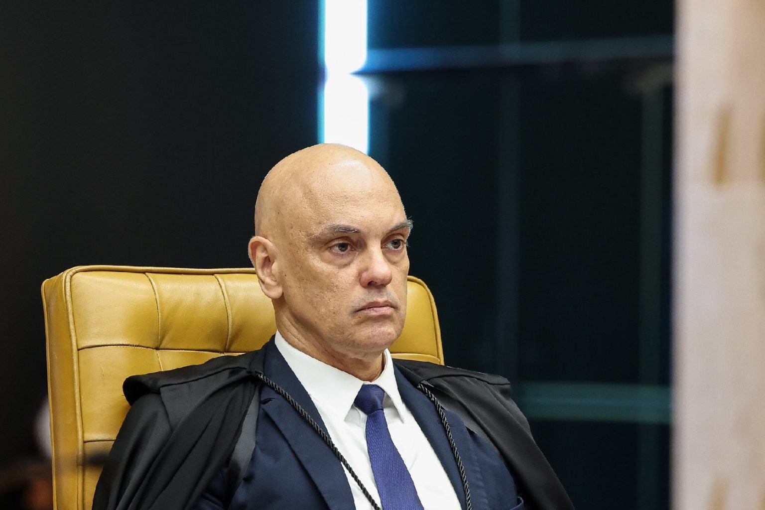 Moraes manda Flávio entregar passaportes e o proíbe de deixar o Brasil