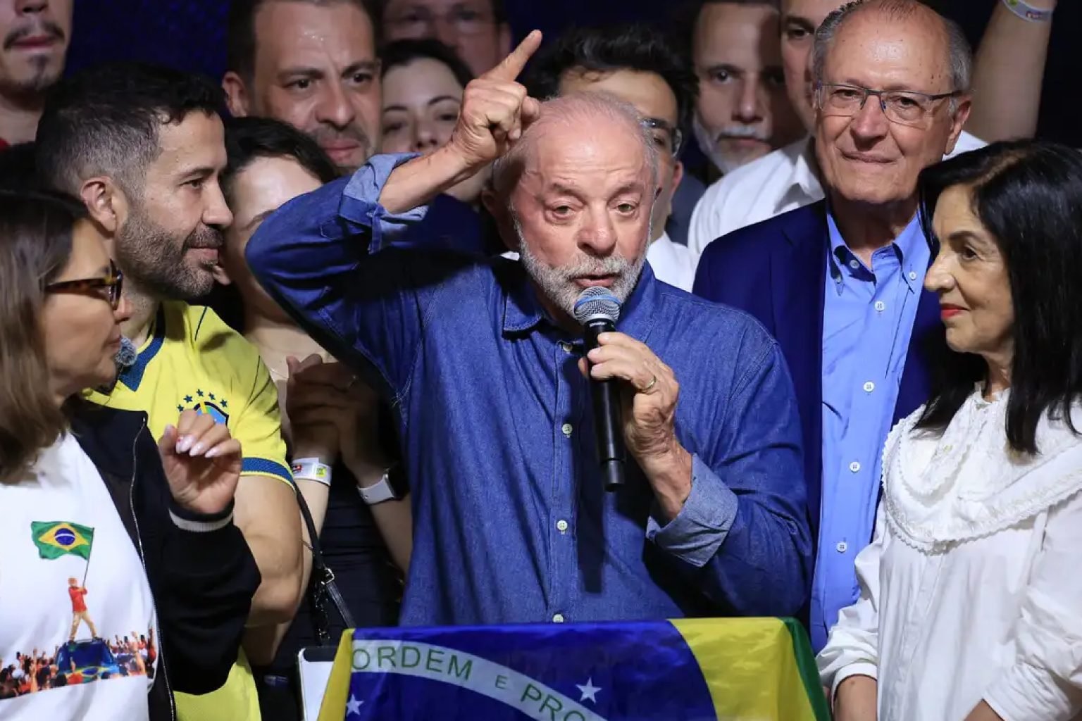 Lula promete regular big techs e critica interferência na eleição