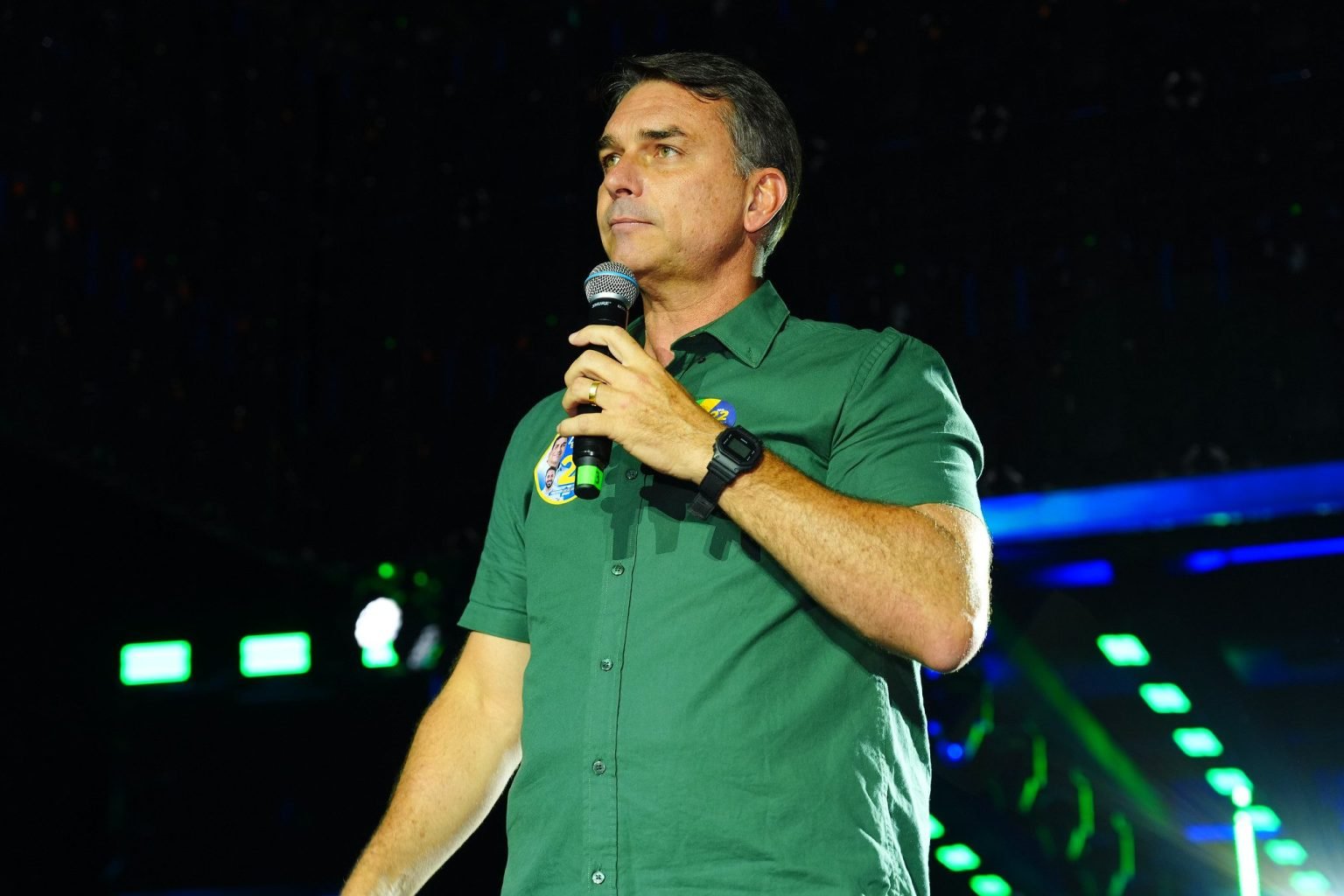Flávio deixa o Brasil rumo aos EUA após ordem do STF, diz Reuters
