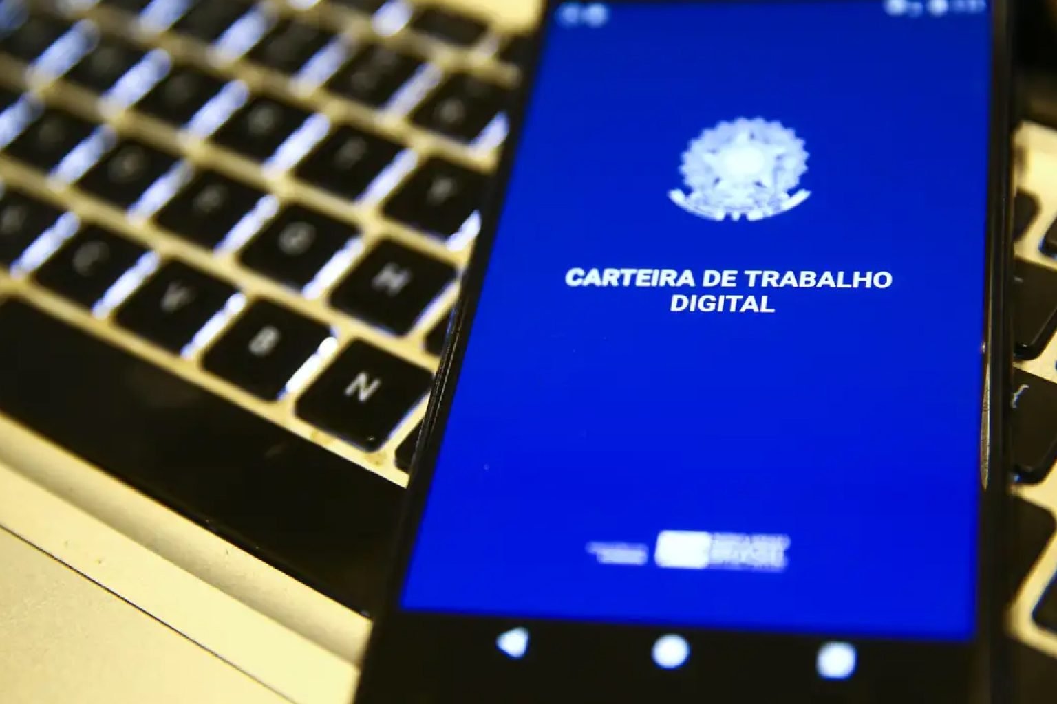 Desemprego cai a 5,2% e tem menor taxa para o trimestre desde 2012